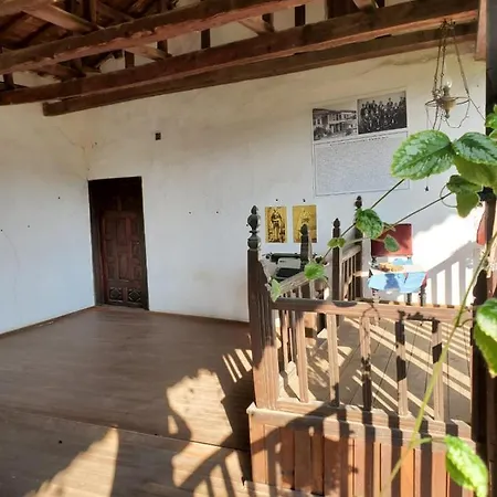 Historic Albanian House Гостевой дом Шкодер